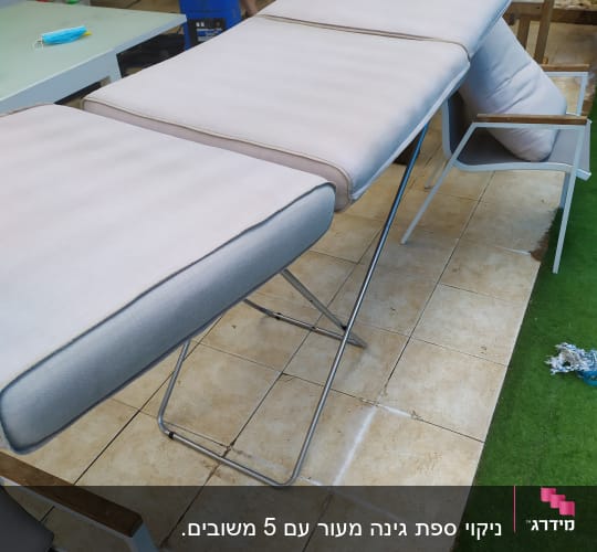 ספות על רגליים מתכתיות בתהליך ניקוי